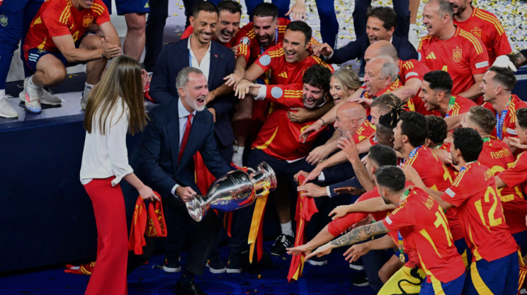 西班牙队在欧洲杯上战胜英格兰队,取得第四次欧洲杯冠军